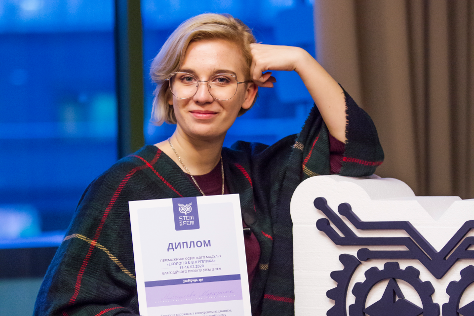 Marharyta Meleshkova teaching the Stem is Fem learning module on Energy and Ecology. Photo: Stem is Fem/Anna Korbut