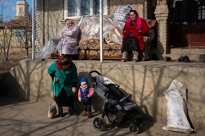 Daily life scenery. Members of Bucur family, who offered shelter to a Roma family of 10 from Ukraine, is enjoying the sun in their courtyard. Drochia, Moldova. Photo: UN Women