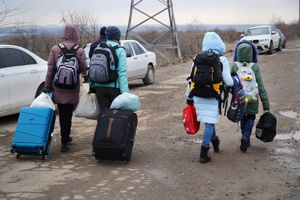 Сім'я, яка втекла з Одеси, прямує до пункту перетину кордону Галаці, щоб дістатися Румунії. Фото: ООН Жінки/Віталій Хотногу
