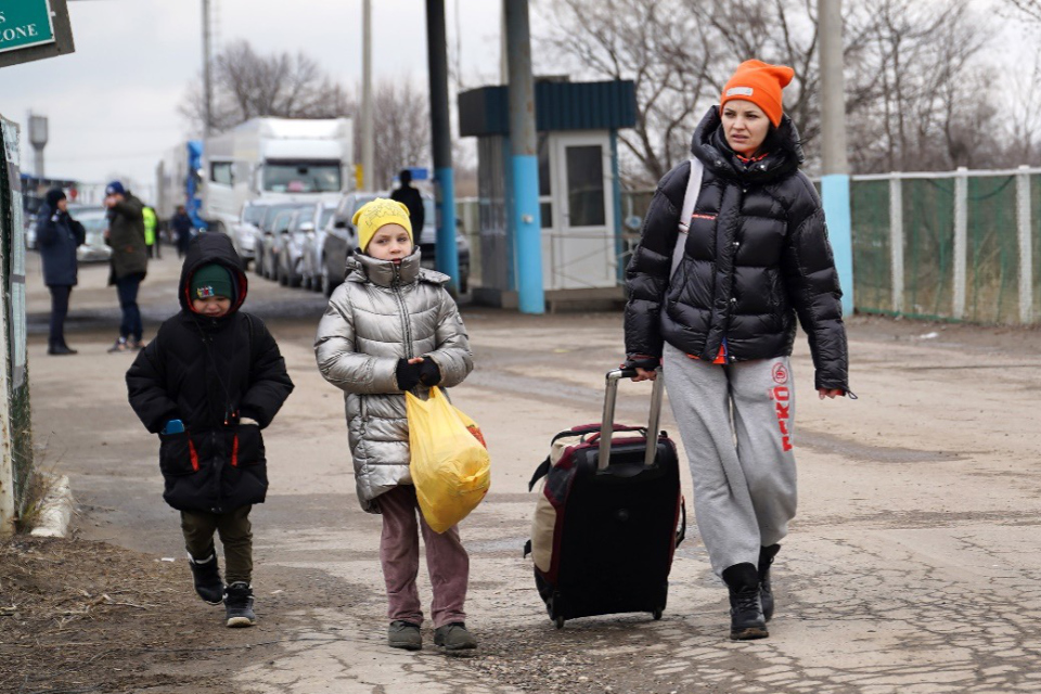 33-річна Альона та троє її дітей пішки перетинають кордон на митниці Рені. Фото: ООН Жінки/Віталій Хотногу