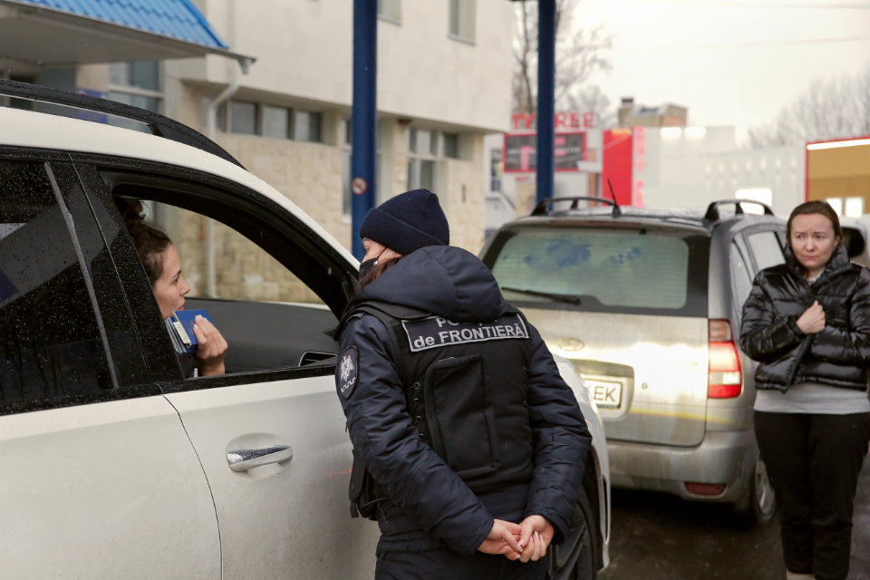 Прикордонна поліція у пункті пропуску Скулені між Молдовою та Румунією реєструє людей, які рятуються від війни в Україні. Фото: ООН Жінки у Молдові/Віталій Хотногу