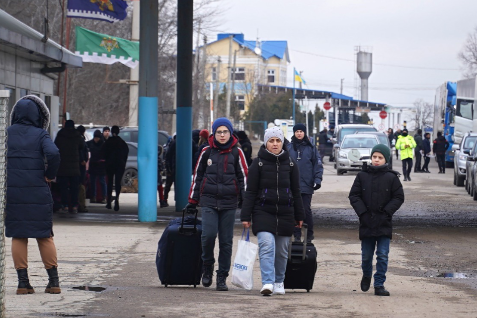 Галина (у центрі) переходить пункт пропуску Рені разом із своїми двома синами. Фото: ООН Жінки/Віталій Хотногу