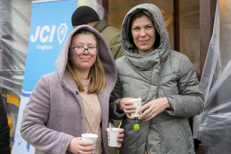 Людмила (праворуч) втекла з Одеси разом зі своєю дочкою Поліною (ліворуч), щоб шукати безпечного притулку в сусідніх країнах. Фото: ООН Жінки у Молдові/Віталій Хотногу