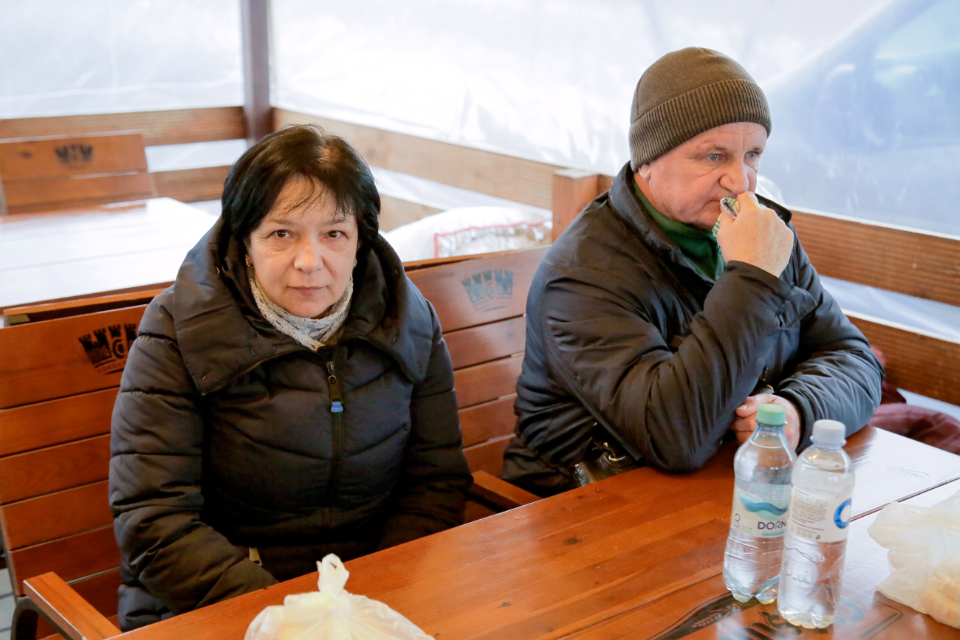 Надія (ліворуч) втекла з України разом з чоловіком (праворуч), дочкою та онукою. Фото: ООН Жінки у Молдові/Віталій Хотногу