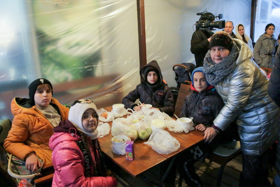 Віра, 50-річна одинока матір з чотирма дітьми, втекла від війни в Україні. Фото: ООН Жінки у Молдові/Віталій Хотногу