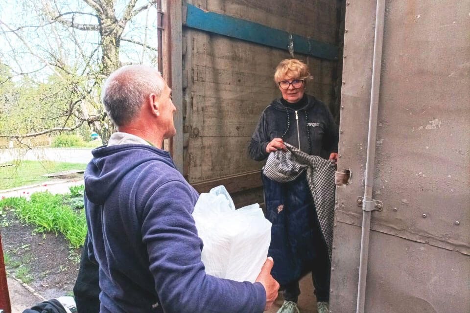 Humanitarian aid from UN Women Ukraine and the Government of Denmark gets distributed in Donetsk region, Ukraine. Photos: UN Women Ukraine