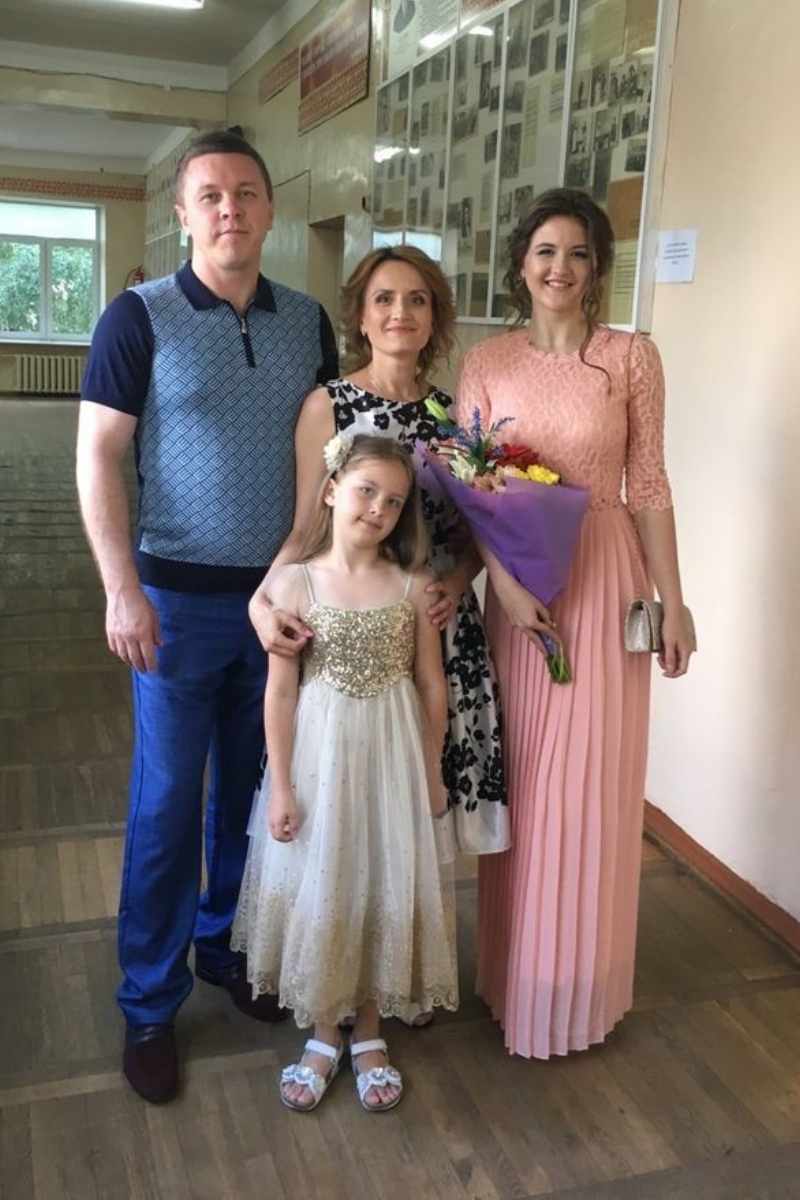 Ірина з чоловіком та доньками. Фото: надано hromadske